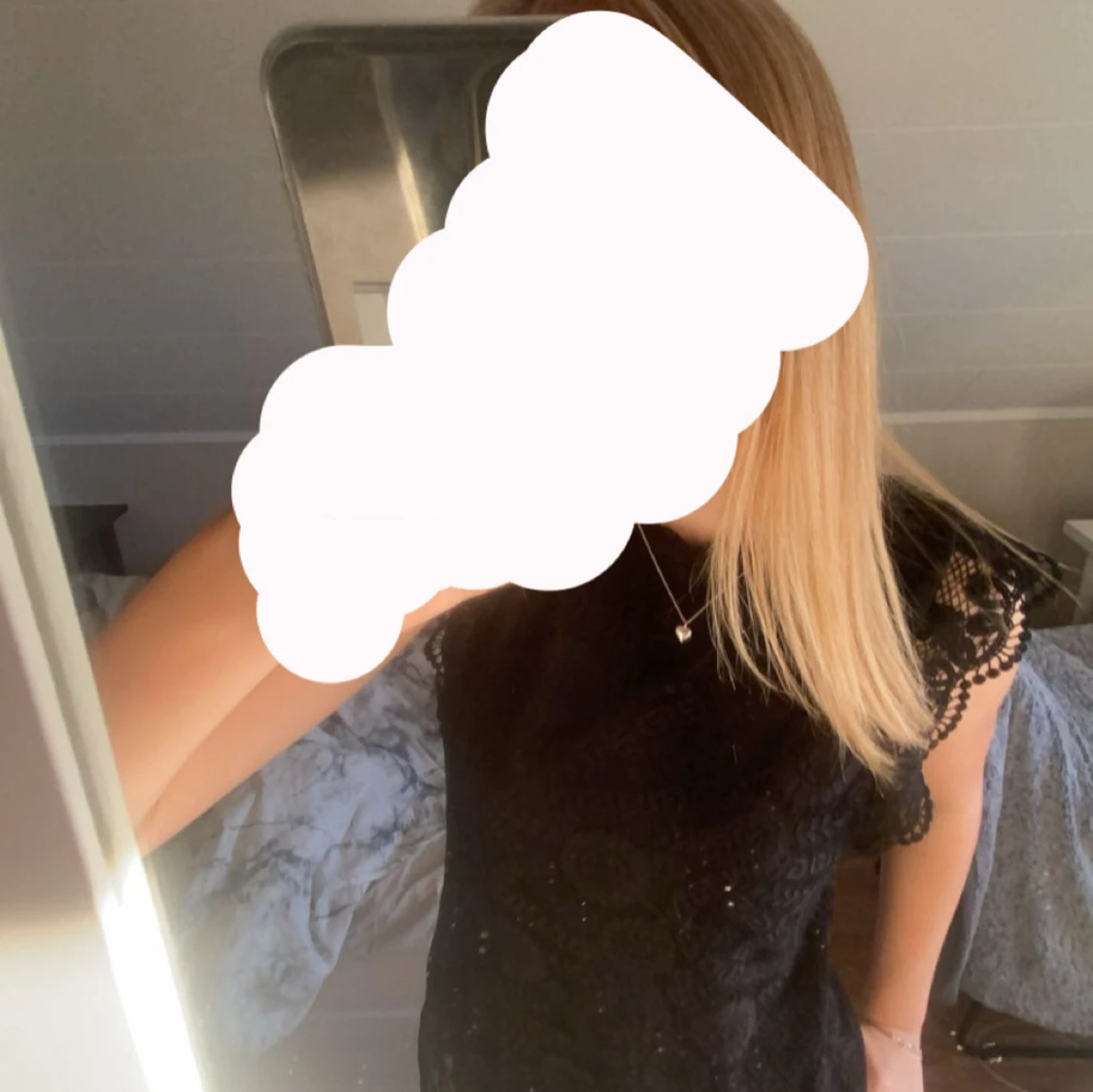 Svart spetsklänning med kort ärm - 1