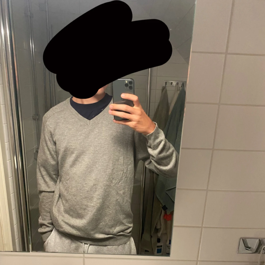 Grå v-ringad tröja från 157