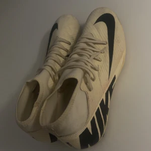 Två par fotbollsskor - Säljer två par fotbollsskor som är använda ett fåtal gånger.  Ett par Nike mercurial storlek 43. 500kr. Och sedan ett par puma storlek 45. 300kr