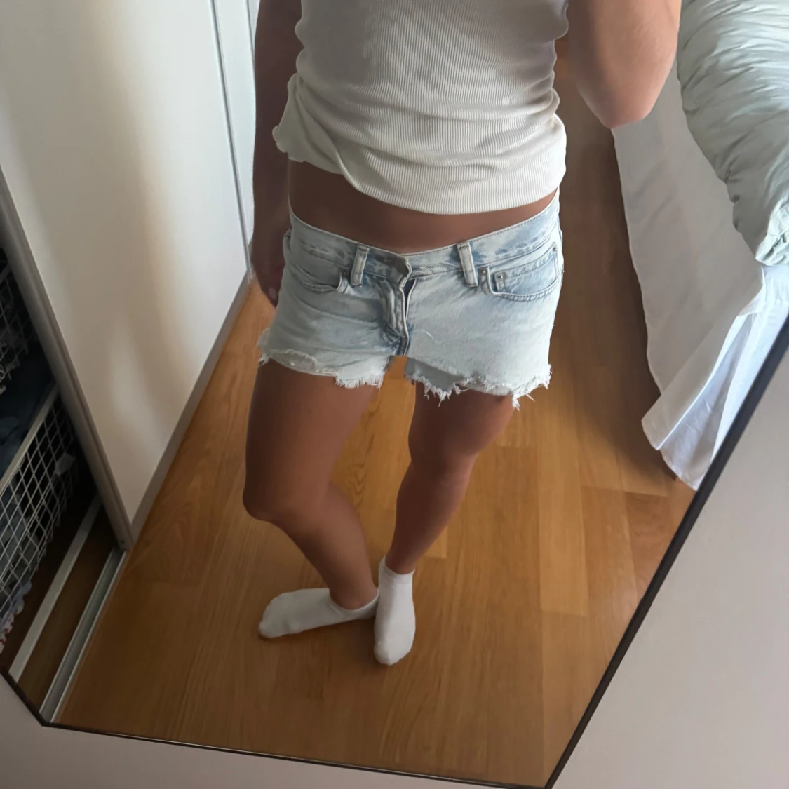 Ljusblå jeansshorts med fransig kant - 2