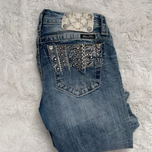 Miss Me jeans med strass och broderi - Jättefina lågmidjade miss me jeans, säljer då dem börjar bli för korta allt under 171 skulle jag säga att de passar i längden, dem är i bra skick men ett Penn sträck på låret vid jeansen men absolut inget man tänker på💞