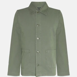 Grön overshirt med knappar - Snygg grön overshirt med klassisk krage och raka linjer. Jackan har två stora fickor framtill och stängs med knappar. Perfekt för lager-på-lager och enkel att styla till olika outfits. ALDRIG ANVÄND, helt ny. Nypris 3500 mitt pris 2000kr. 