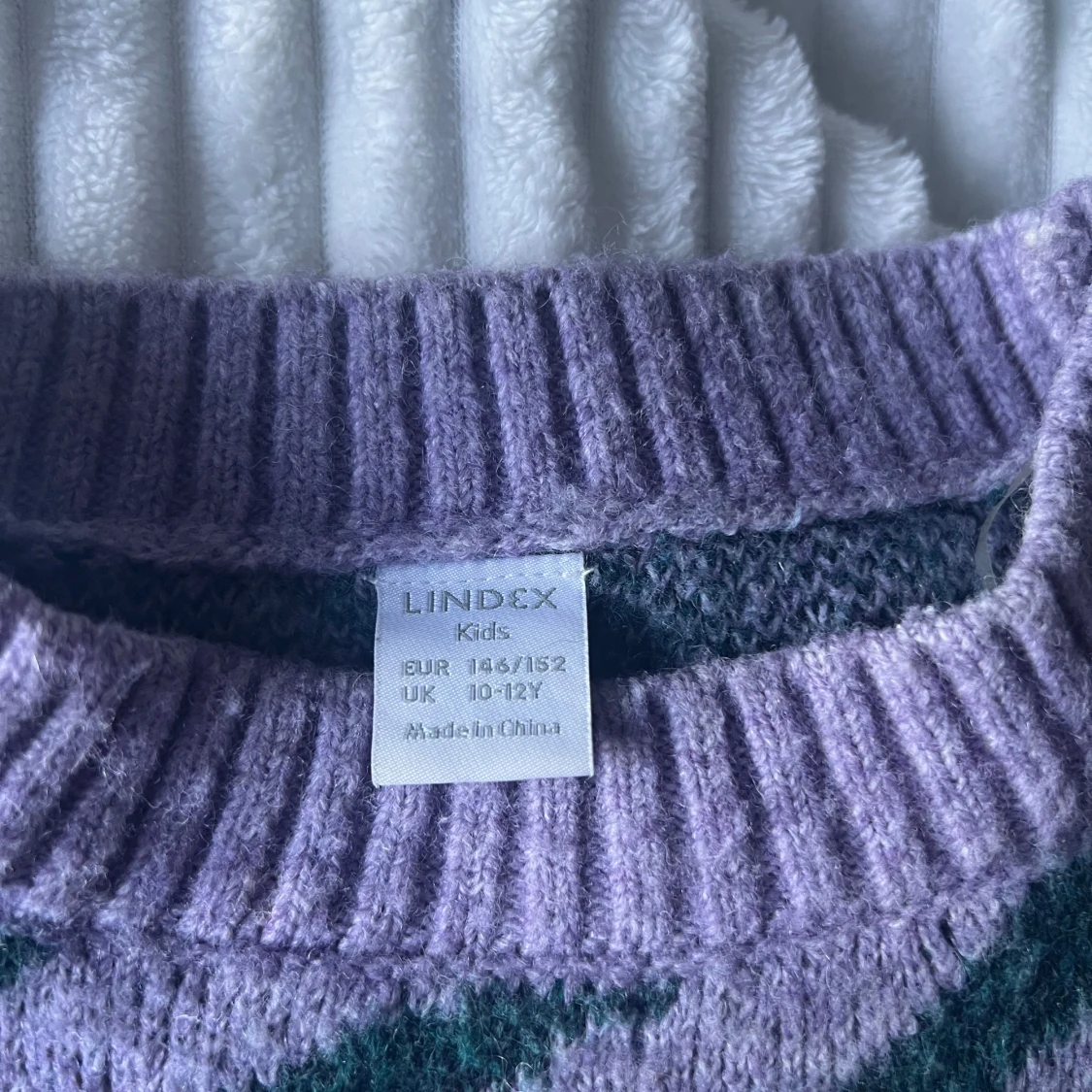 Lila stickad tröja med grönt mönster Lindex - 1