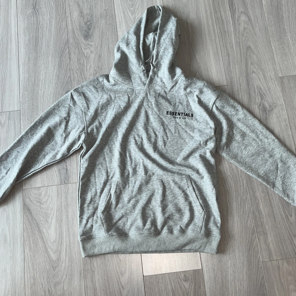 Grå Essentials Fear of God hoodie