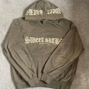 Sweet SKTBS hoodie i olivgrönt - Olivgrön hoodie från Sweet Sktbs