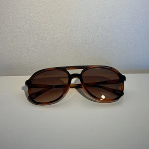 Tom Ford liknande solglasögon - Helt nya. Väldigt bra pris. Tom Ford liknande. Först till kvarn😁