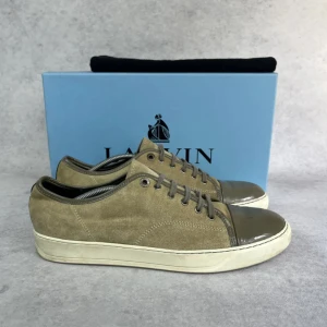 – Condition: 9/10 - pristine- Size: 40/UK6– What is included: Only the sneakers– Retail price: 5000 + SEKPlease note that Lanvins fit big and our recommendation is to go one size down - – Condition: 8/10  - Size: 45/UK11  – What is included: Only the sneakers  – Retail price: 5000 + SEK  Please note that Lanvins fit big and our recommendation is to go one size down