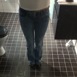 Blå bootcut jeans från LTB Valerie - Snygga blå jeans från LTB Valerie med en liten defekt på gylfen och uppsprätta längst ner på benen. Annars som nya. Ny pris 799, st 25w 30L💕