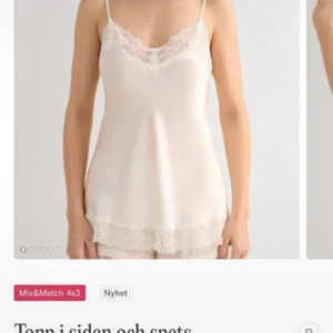 INTIMISSIMI natt linne  - Superfin linnetopp i champagnefärgat siden med tunna axelband och vacker spetsdetalj vid halsringning och nederkant. Perfekt för en chic och feminin look, lätt att styla med både jeans och kjol.