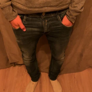 Replay Jeans - Replay Jeans "blåa" som är otroligt populära just nu.{Midjan=30 Längden=32} Skick=9/10 Ny pris= 1799 och mitt pris är endast 499 kr👖//Allt gott