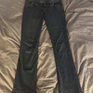LTB Valerie bootcut jeans W27 L32 - Snygga mörkblå bootcut jeans från LTB, modell Valerie. Jeansen har klassisk femficksdesign, dragkedjegylf och är tillverkade i mjukt denimtyg. Perfekta för dig som gillar en tidlös och avslappnad look.