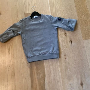Stone island  hoodie  - Säljer denna hoodie. Knappt använd och i mycket bra skick. Är storlek 146-152.