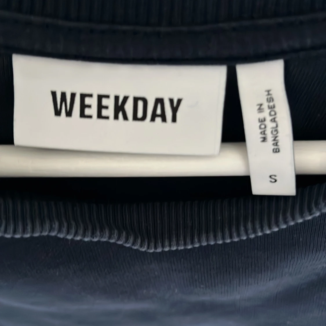 Mörkblå sweatshirt från Weekday - 3