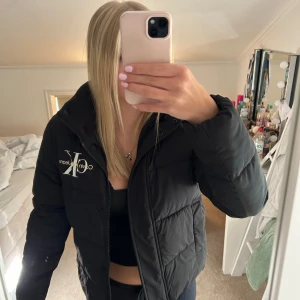Svart vinterjacka från Calvin Klein  - Säljer en svart vintetjacka från Calvin klein! Jackan är i nyskick och är använd max 5 gånger. Jätte fin jacka som passar perfekt nu när de börjar bli kallare! Skriv om ni har fler frågor 
