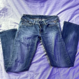 Blå Replay jeans  - Snygga blå jeans från Replay som är lågmidjade och i bra skick.
