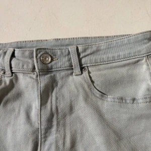 Ljusgblå bootcut jeans från H&M - Snygga ljusblå/gröna bootcut jeans från Hm Divided. Dom är i så fin färg. Perfekta till hösten med ett par jeans som är unika och coola. Storlek 40 men sitter bra på xs/s speciellt om man vill ha dom lite baggy.