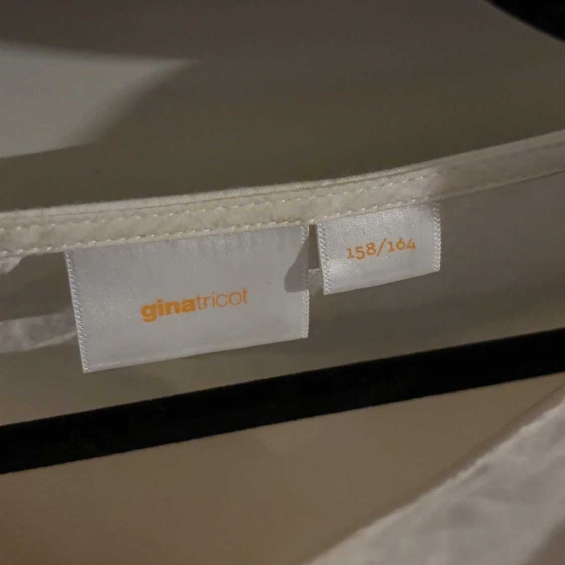 Cremevit blus med rosetter  - 2