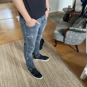 Dondup jeans gråa , stl 32 - Säljer ett par grå jeans från det eftertraktade märket Dondup i storlek 32. Jeansen har slitna detaljer och en snygg tvättad look. Modellen är 183 cm och väger ca 78 kg. Hör av dig om eventuella frågor.