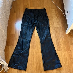 Low waist skinnbyxor från ginatricot - Low waist skinnbyxor från Ginatricot st 36. Använda 1 gång och är i mycket fint skick😃
