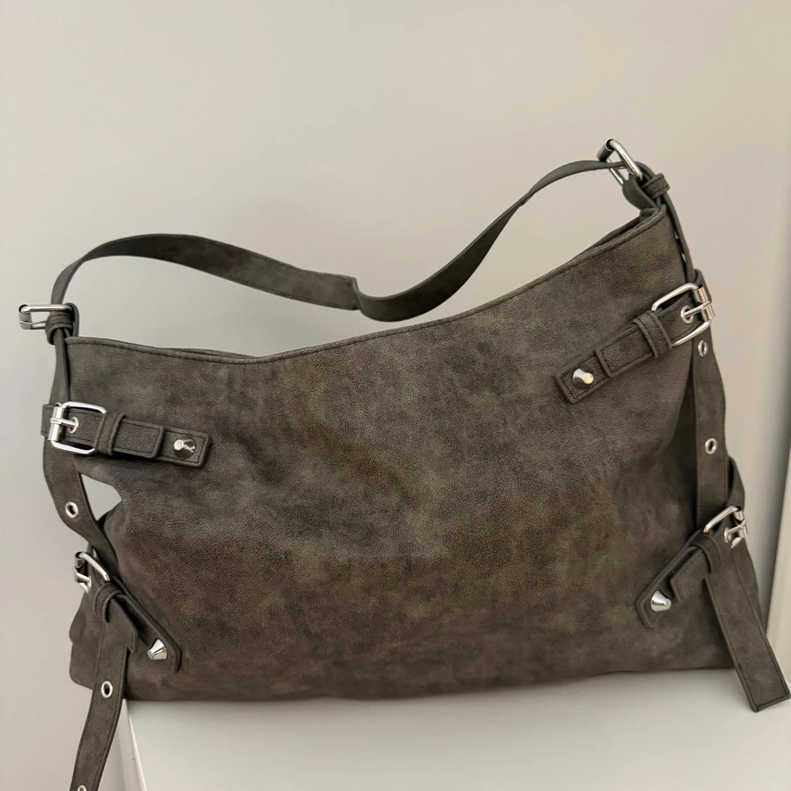 Grå axelväska i mocka från Monki - 1