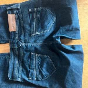 Snygga jeans - Tryck inte på köp direkt!                                                     Snygga jeans från only, säljer tyvärr nu pga att de är för små för mig.         Midjemåttet är 35cm och innerbenslängden är 88cm.                   Skriv om ni har några frågor💕