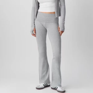 Grå bootcut mjukisbyxor Gina Tricot XS - Superbekväma grå mjukisbyxor från Gina Tricot i bootcut-modell. Byxorna har hög midja med bred linning och är gjorda i mjukt bomullsmaterial med lite stretch. Perfekta för chill dagar eller när du vill ha en avslappnad look.