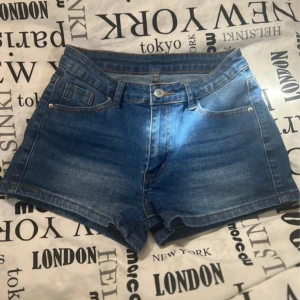Blå jeansshorts - S - Blå jeansshorts i storlek S. Knappt använda och väldigt finna men ligger bara i garderoben.