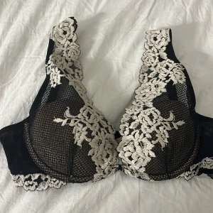 Svartvit intimissimi bh - En svartvit intimissimi bh i storlek 70B. Säljer då jag it har någon användning för den. Använd ett fåtal gånger.
