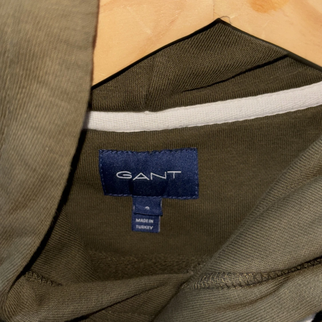 Olivgrön hoodie från GANT med logga - 2