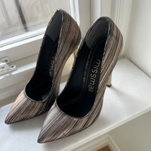 Festliga guldklackar från Missmall - Snygga pumps med spetsig tå från Missmall. Klack 10 cm storlek 36