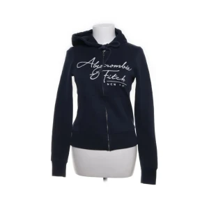 Vintage hoodie Abercrombie & Fitch - Snygg marinblå vintage hoodie från Abercrombie & Fitch i storlek XS. 
