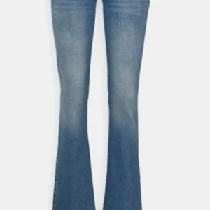 Blå bootcut jeans från ltb  - Snygga blå jeans från ltb med klassisk bootcut-passform. Det är modellen valerie och de är knappt använda, säljer för 600 men kan gå ner i pris så bara att skriva prisförslag. Nypris 799. Waist 30 Length 30 är storleken.