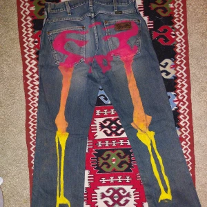 Coola wranglers - Unika wranglers med handmålat skelettmotiv, strl W30 L34