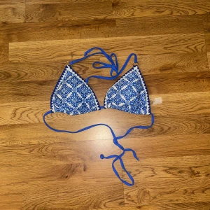 Blåvit bikini med snörning - Snygg trekantsbikini med blått och vitt mönster, knytband i nacken och ryggen från SHEIN. Knuten längst ut har bara åkt upp. 