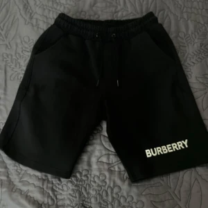 Burberry shorts  - Säljer dessa snygga shorts från burberry. riktigt snygga shorts, helt perfekta inga skador eller hål. skriv gärna om mer bilder på shortsen så fixar jag det. 