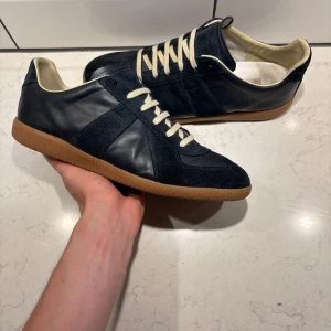 Maison Margiela GATS - Säljer ett par sjukt fina marinblå Masion Margiela GATS✨. Perfekt till den kommande hösten och vintern. Storlek: 43 | Riktigt fint skick | Tillkommer: Box och sko påsar. Säljs för 3200kr. 