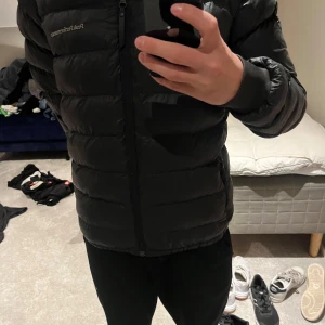  Peak Performance jacka - Säljer en olivgrön dunjacka från Peak Performance som inte används. Är storlek 170 och passar 160-170 cm. Jackan har ej några defekter. Hör av er om minsta fundering💫