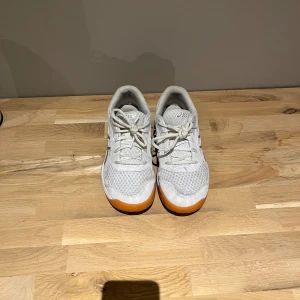 Asics sneakers - Säljer mina gamla asic skor (inomhusskor) som är alldeles för små, de är storlek 37.5 och har ej några defekter. Hör av er om minsta fundering💫