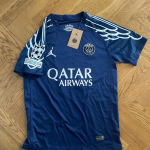 Psg 24/25 doue #14 - Helt ny psg tröja från förra säsongen. Doue 14# på ryggen. Priset går att diskuteras till en nivå. Kom med frågor osv📦