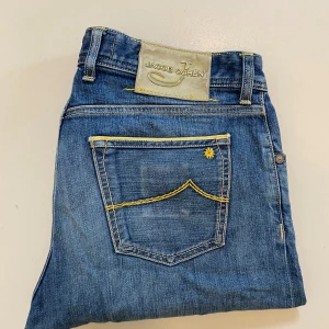Jacob Cohen Limited Edition jeans 622 - Blåa Jacob Cohen jeans limited edition 67/179 //  Mycket bra skick //  Storlek 34 //  Mått  Längd 100cm Innerben längd 75cm Midjebredd 42cm Benöppning 18cm //  Skriv vid minsta fråga eller fundering💯🤝