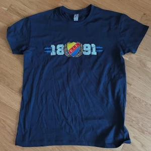 Limiterad LGS T-shirt open air 2025 - En sprillans ny tisha från Långa gatan sthlm souvenirbord, tröjan är från hemma matchen mot Elfsborg. Kika in i dm så löser jag fler bilder.