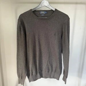 Ralph Lauren tröja - Riktigt snygg Ralph lauren crewneck i bra skick, storlek M man passar även S. Hör av dig vid funderingar 