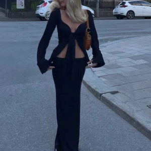 Svart topp - Superfin topp från Design by Si. Knappt använd så den är i jättebra skick! Lånade bilder så skriv gärna för egna! 💓