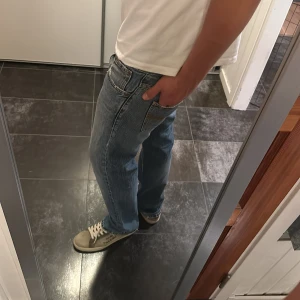Nudie Jeans blå straight fit - Säljer ett par klassiska blå jeans från Nudie Jeans. Två slitningar vid högra fickan o vänstra benet. W31 L32.          