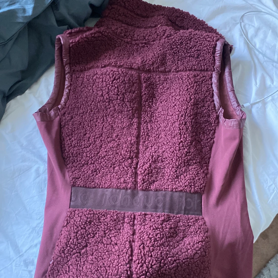 Vinröd fleeceväst från Johaug - 1