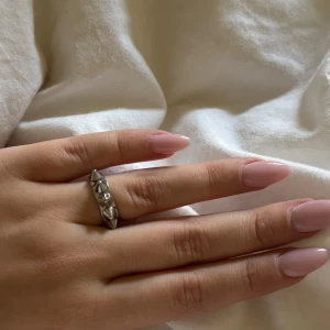 Ring med nitar  - Silvrig ring med nitar från Edblad. St 16,80