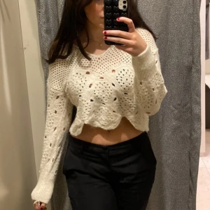 Vit croppad stickad tröja från Mango - Superfin croppad stickad tröja från Mango i vit färg. Tröjan har v-ringning och lång ärm