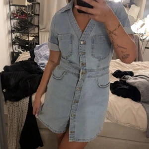 Kort jeansklänning med knappar - (Alla knappar funkar, orkade bara inte stänga klänningen) 