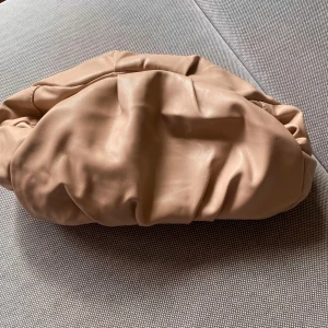 Rosa/beige clutch  - Jättefin gammelrosa clutch från hm. Finns en kort gullig metalkedja till om man önskar att ha ett band på väskan! Perfekt accessoar och liten väska🌸🌸