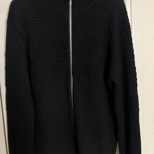 Samsøe & Samsøe zip cardigan  - Svart full zip cardigan från Samsøe & Samsøe. Använt men gott skick. Storlek L.